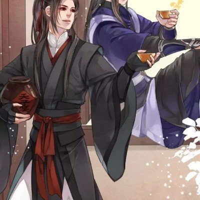 印度男子头插砍刀淡定玩手机